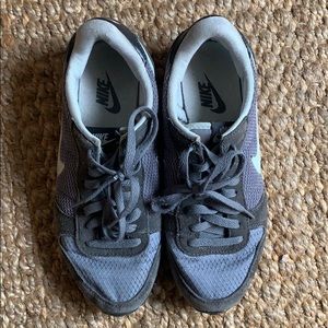 Women’s Nike tennis shoes